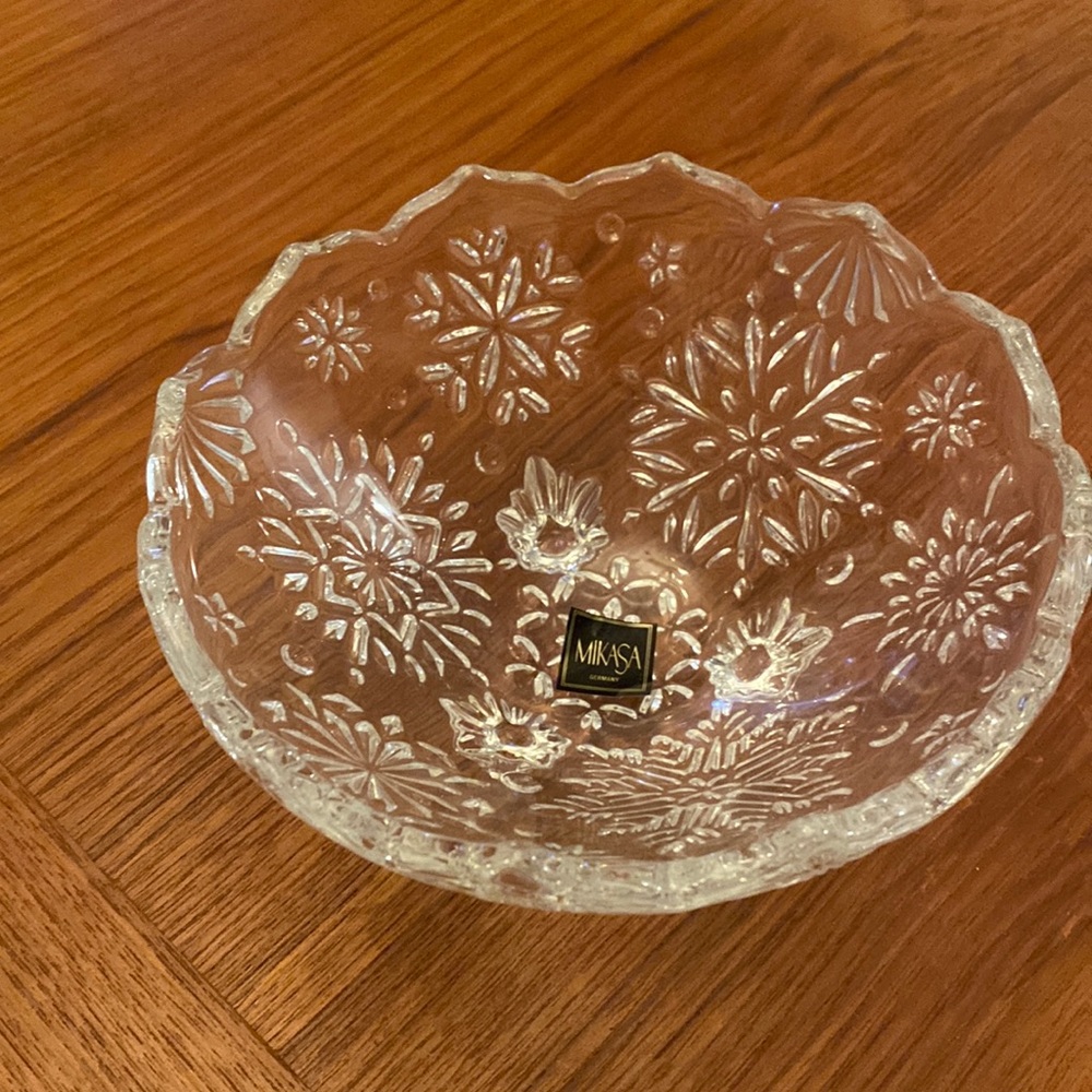 New Mikasa Glass Snowflake 6.25 inch footed bowl